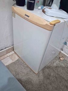 Frigobar Consul otimo, gelando muito. Pintura boa, sem ferrugem.